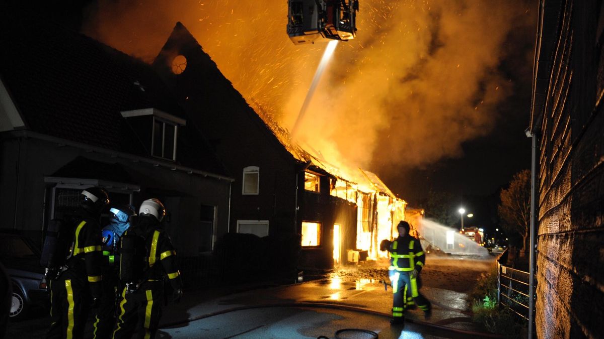 Enorme brand in bedrijfspand Mijnsheerenland