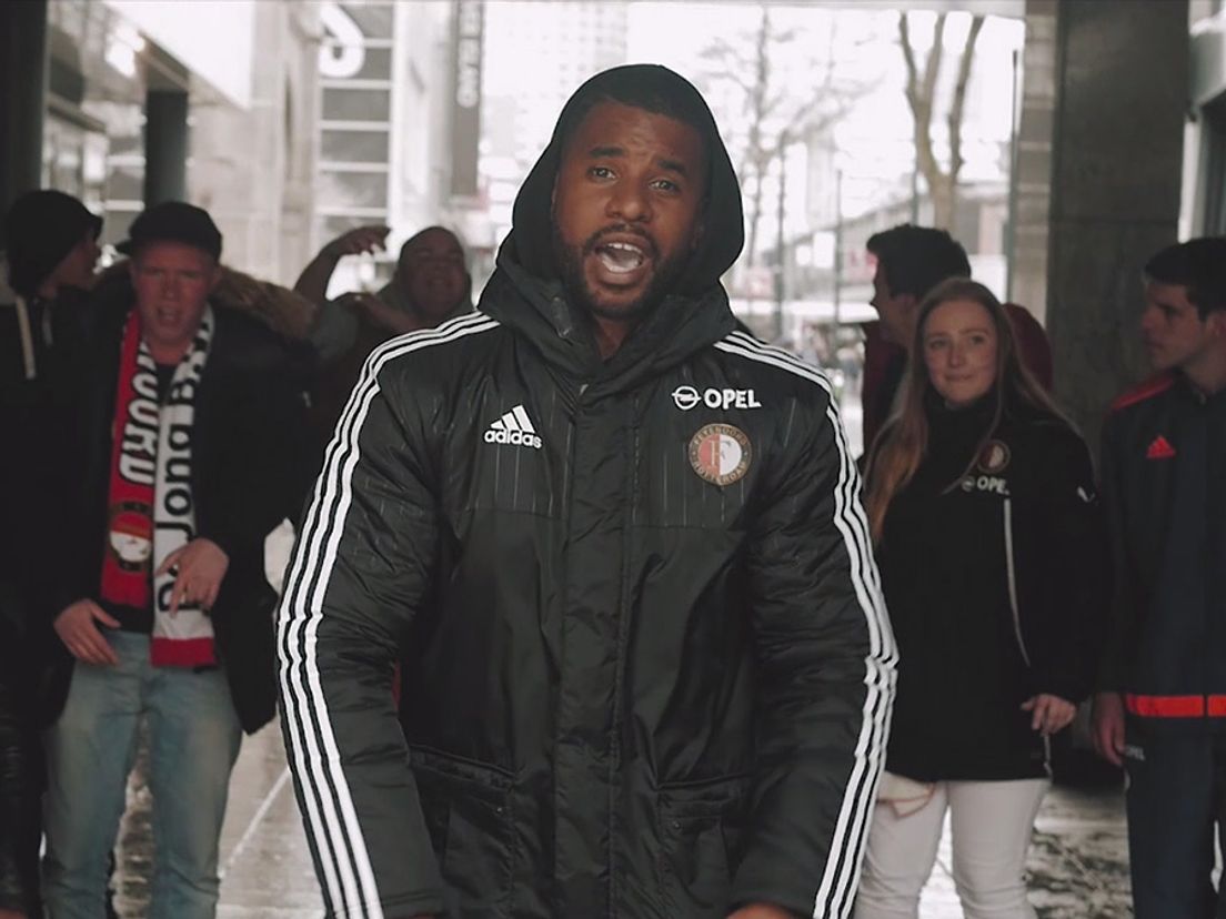 Roy Kable in de videoclip van zijn Feyenoord-rap