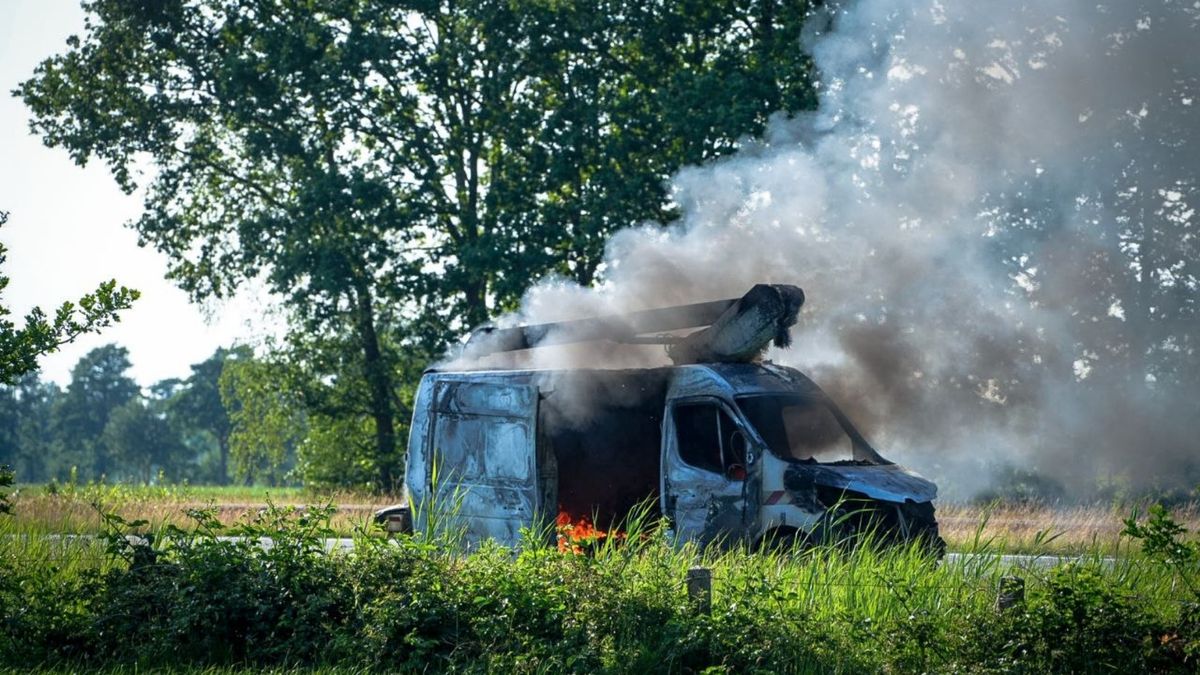 112-nieuws: Busje uitgebrand langs snelweg A7 • Man uit Oldambt vast voor bedreiging school