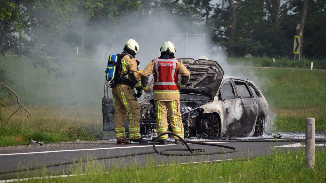 De auto ging volledig in vlammen op (Rechten: De Vries Media)