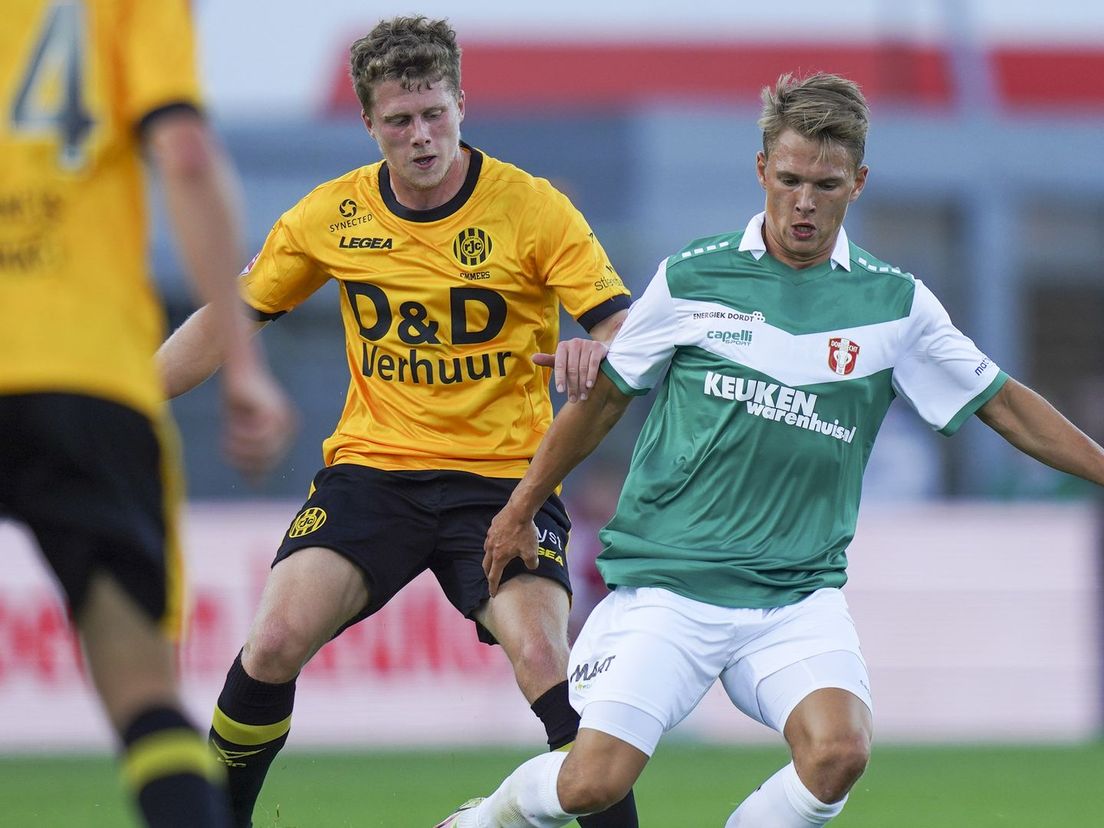 Mathis Suray is hier in actie namens FC Dordrecht tegen Roda JC