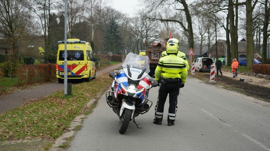 Fietser gewond bij ongeluk met graafmachine in Emmen.
