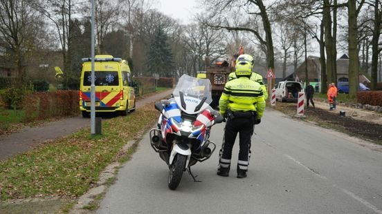 Fietser gewond bij ongeluk met graafmachine in Emmen. Fietser gewond bij ongeluk met graafmachine in Emmen.