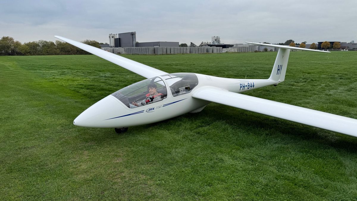 Van droom tot vlucht: Mick (14) vliegt solo boven Hoogeveen