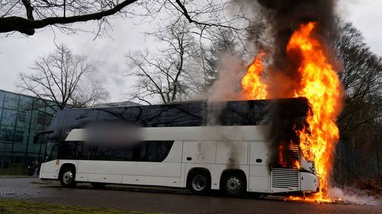 Tourbus met passagiers vliegt in brand