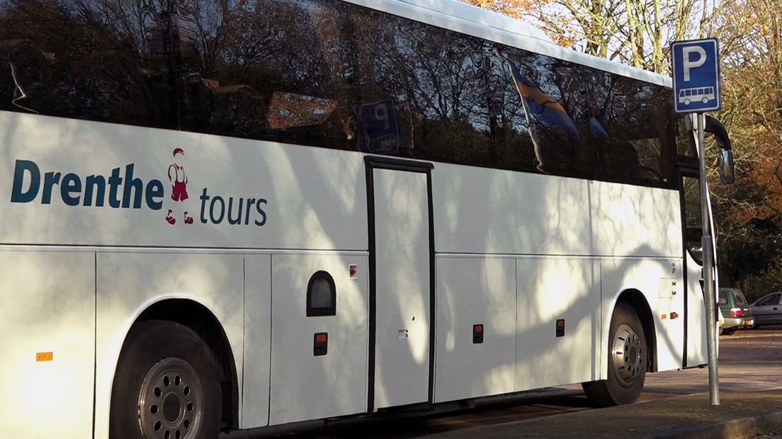 Een touringcar van Drenthe Tours.