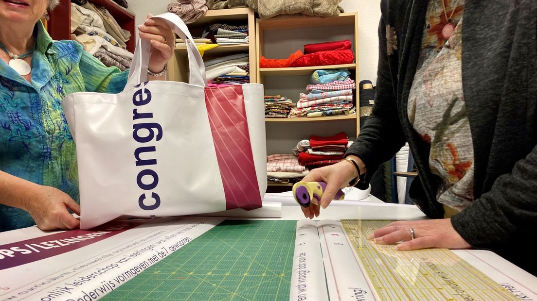 Dit model gaat het worden: handig voor de boodschappen, volgens de naaisters.