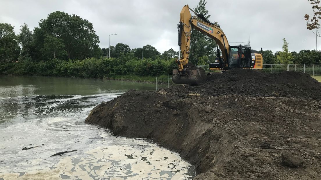 Door de bodem op te hogen, hoopt de gemeente de stank voorgoed weg te krijgen