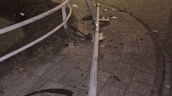 Brokkenmaker verlaat plek ongeval in Hoogezand • Buitenbrandje in Oude Pekela. Brokkenmaker verlaat plek ongeval in Hoogezand • Buitenbrandje in Oude Pekela.