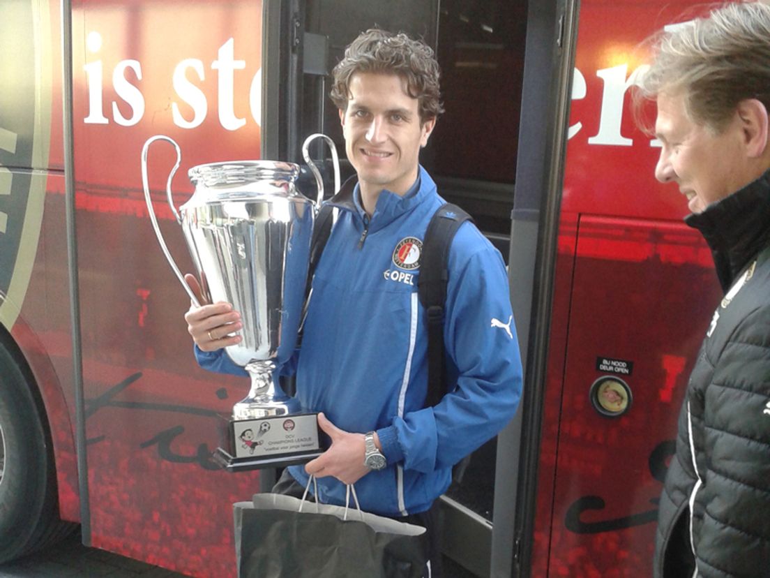 Feyenoorders poseren met gestolen cup