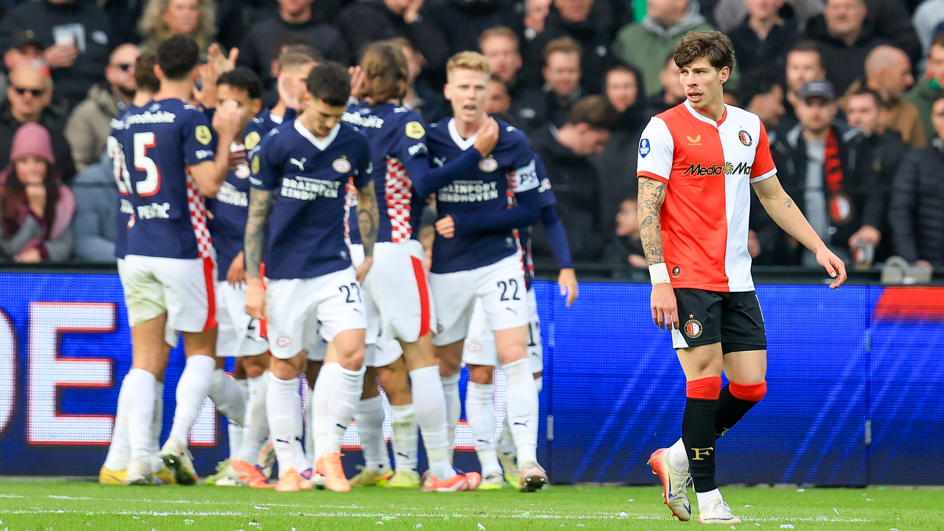 Jordan Bos baalt na de openingstreffer van PSV