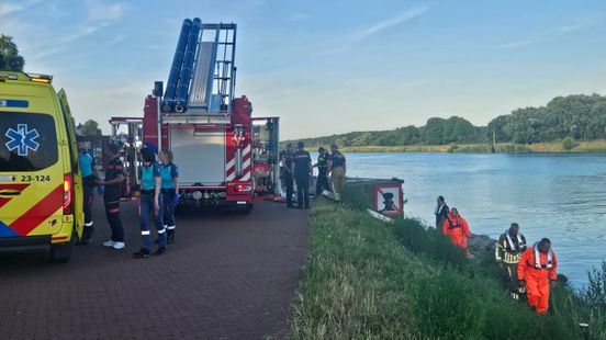 Brandweer haalt drenkeling uit Maas bij veerstoep Kessel Nieuws