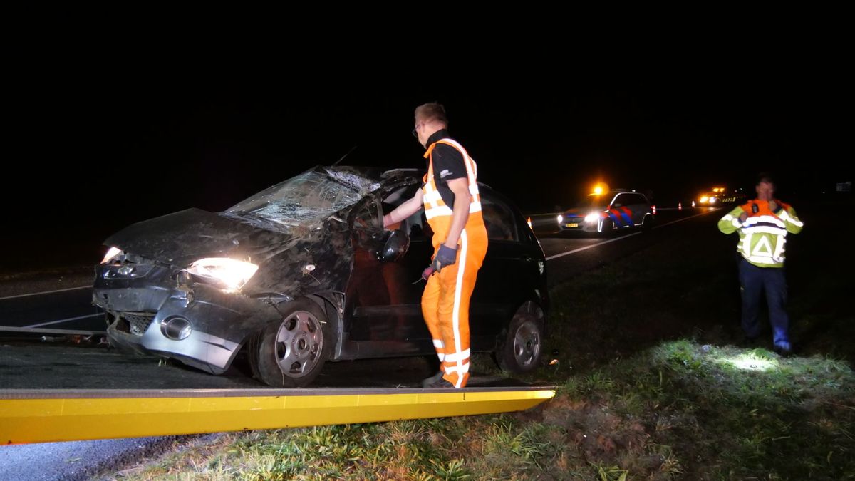 Auto over de kop op de A37 bij Oosterhesselen