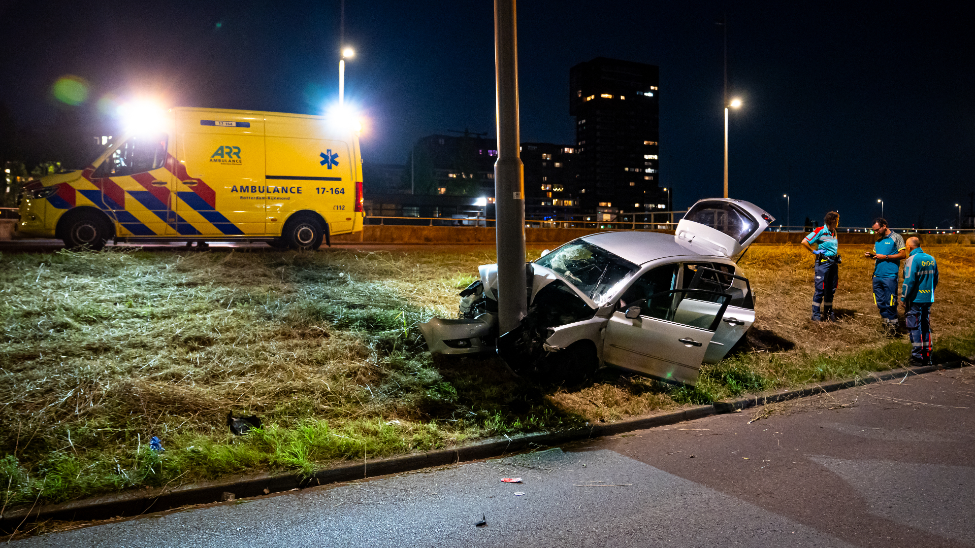 De auto reed hard tegen een lantaarnpaal aan.