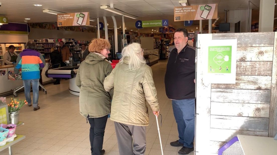 Winkelend publiek in supermarkt in tijden van coronacrisis