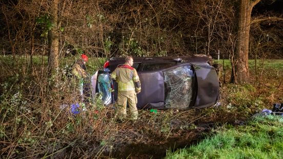 Auto total loss in de berm | Flinke botsing bij Linschoten. Auto total loss in de berm | Flinke botsing bij Linschoten.
