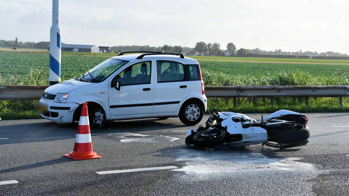 Motorrijder gewond na botsing Oud-Vossemeer