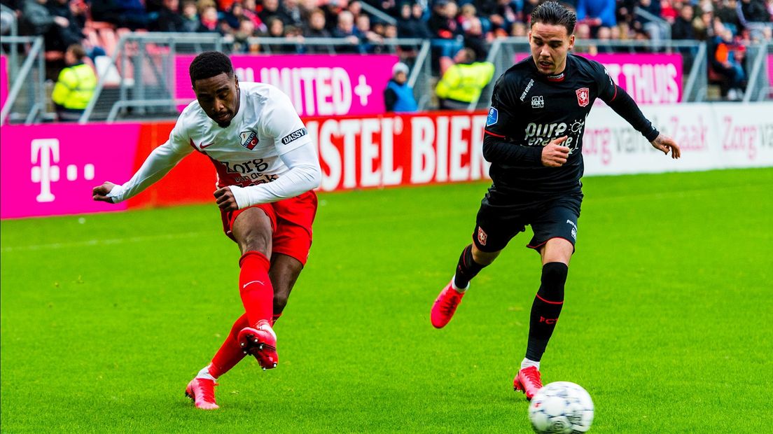Calvin Verdonk (r) in actie tegen FC Utrecht