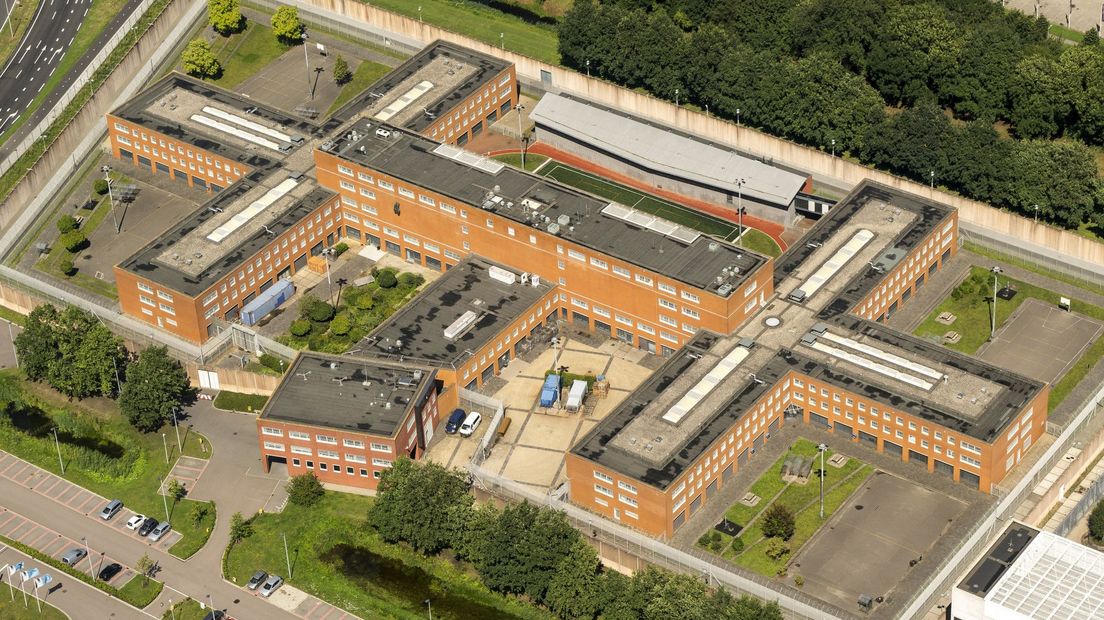 Een luchtfoto van de gevangenis aan de Maatschapslaan in Alphen