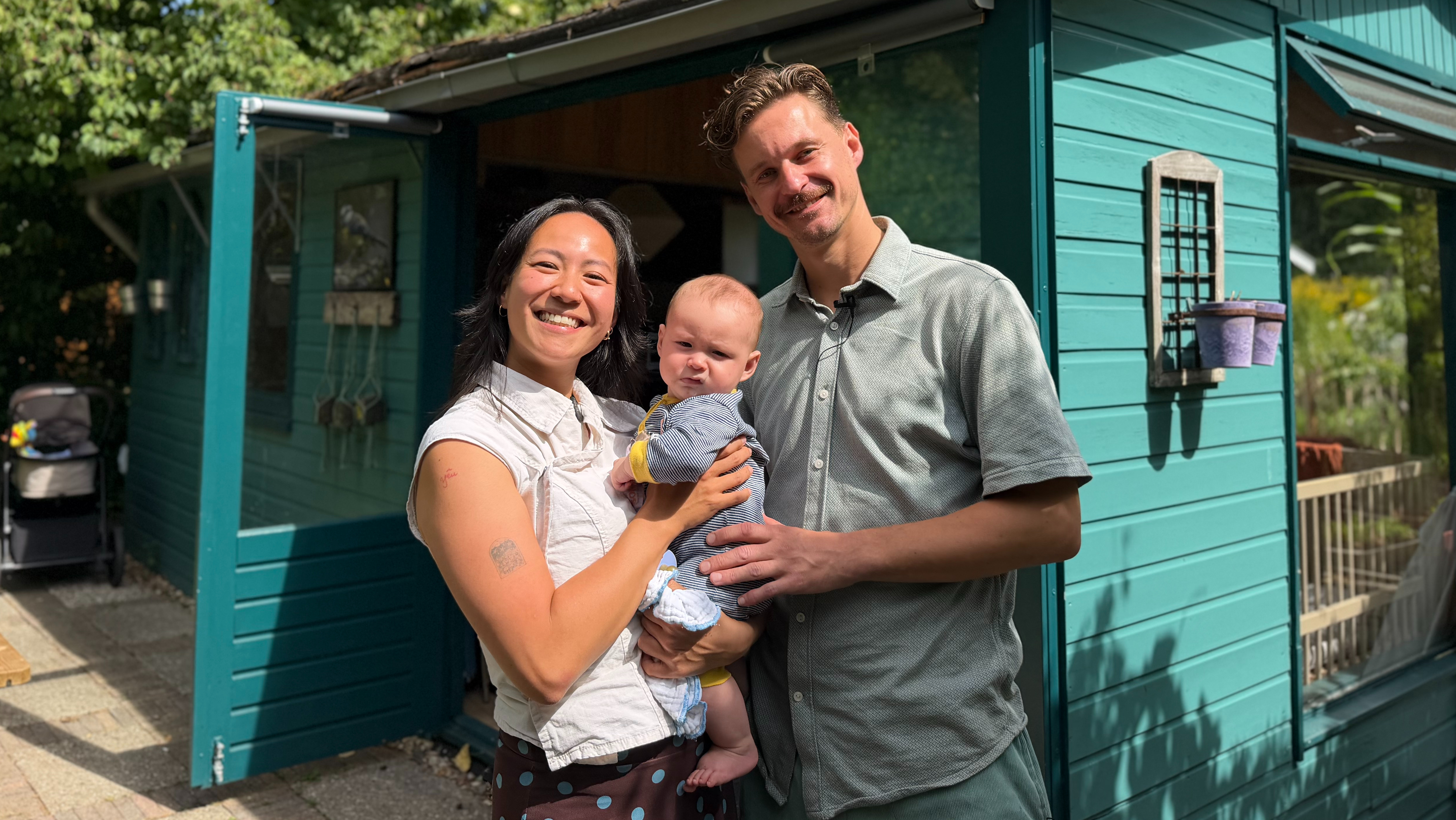 Trang, Sonny en Felix voor hun tuinhuisje