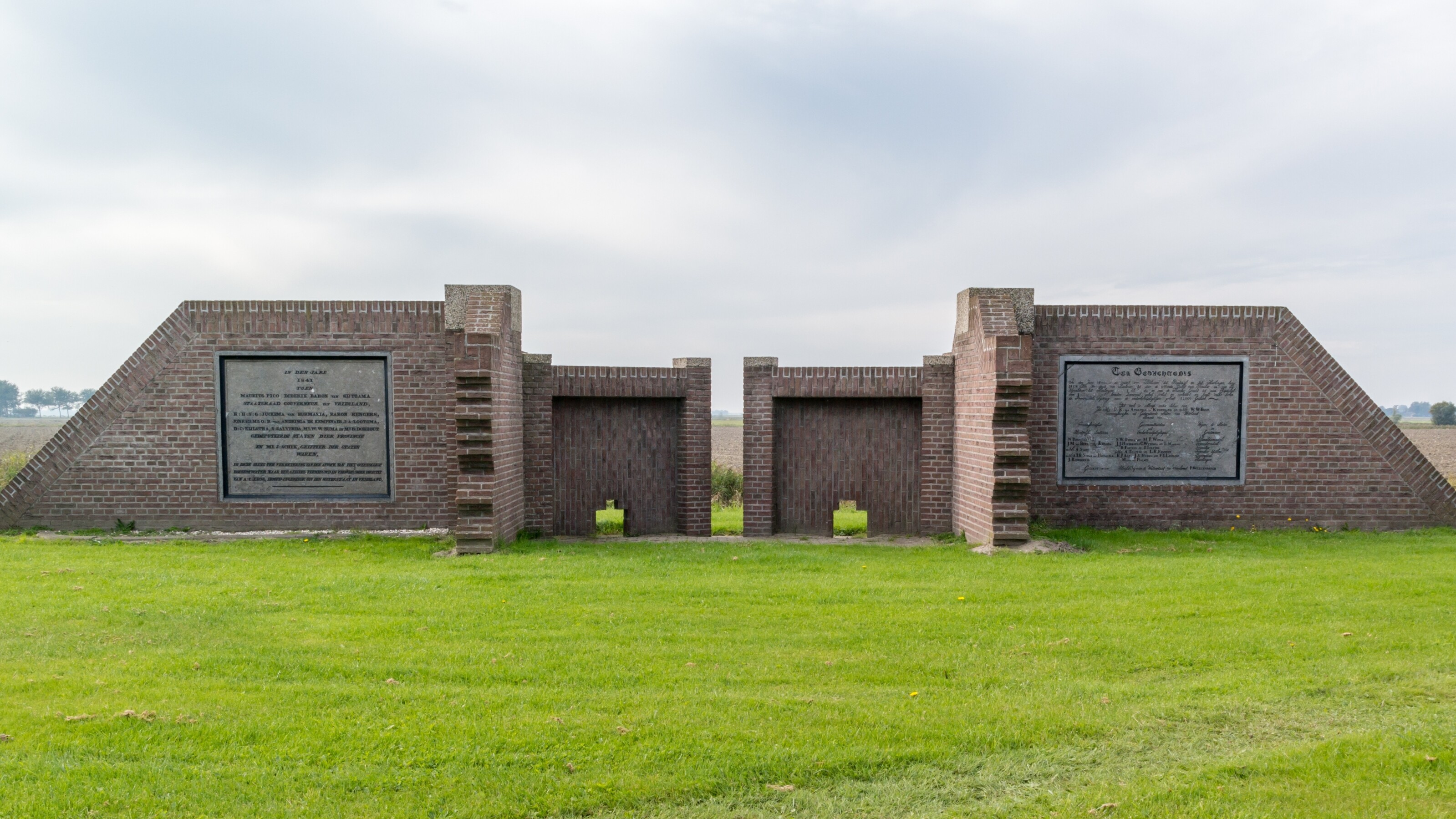 Het monument op de locatie van de eerdere sluis Getswerdersyl bij Sexbierum
