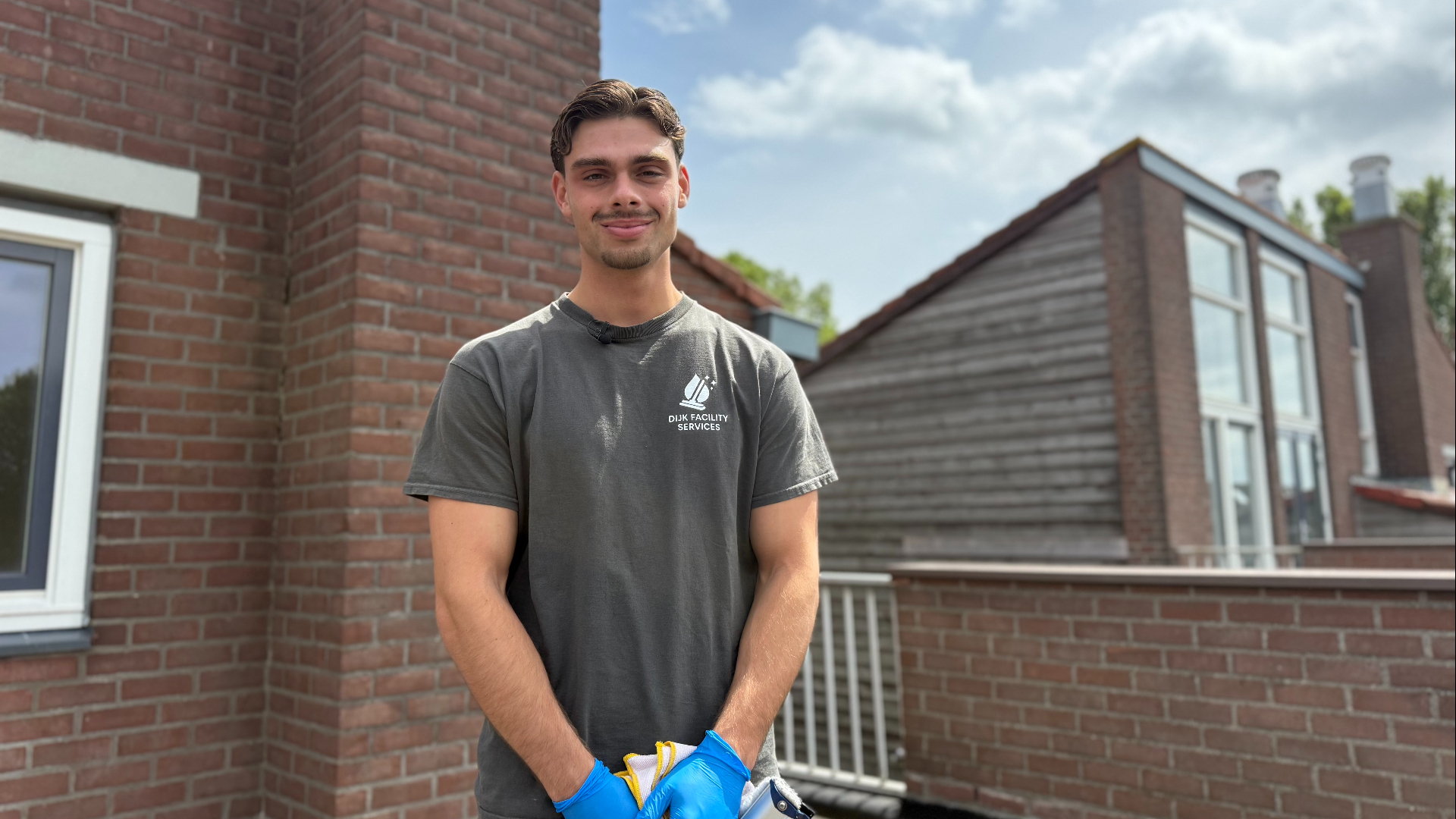 Sven tijdens een schoonmaakklus in Capelle aan den IJssel