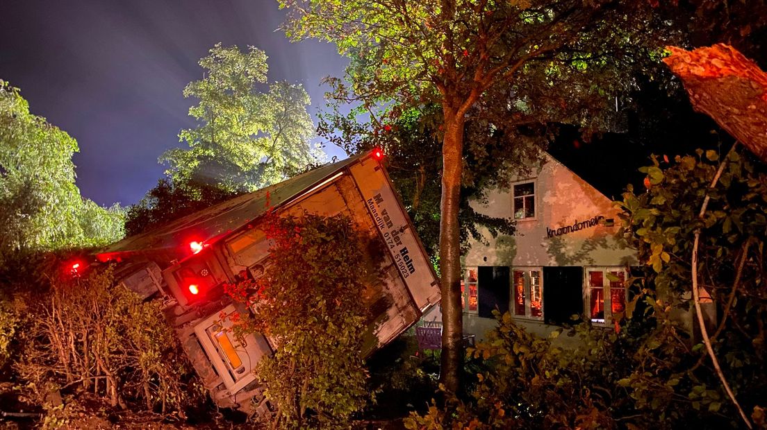 De vrachtwagen belandde vanochtend in alle vroegte in de voortuin