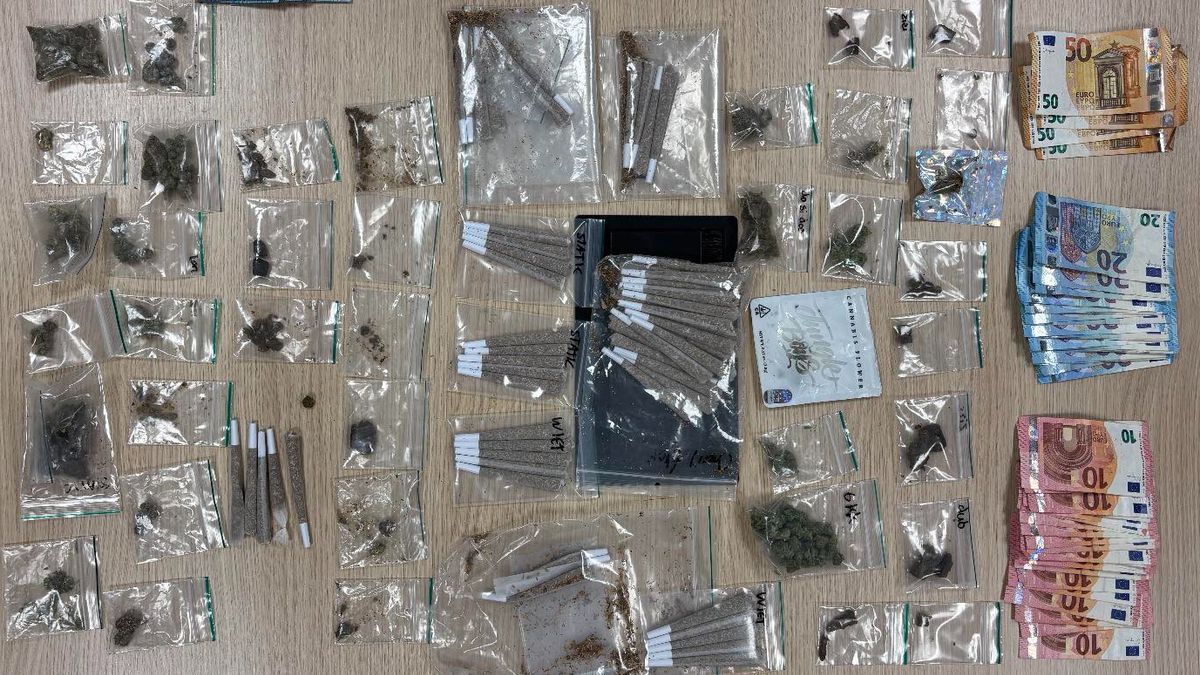 60 voorgerolde joints en 40 zakjes met softdrugs in woning: 18-jarige man aangehouden