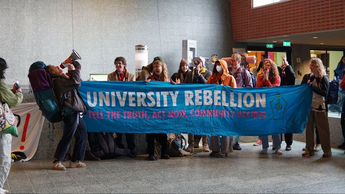 Studenten tijdens een eerder protest, de bezetting van een universiteitsgebouw.