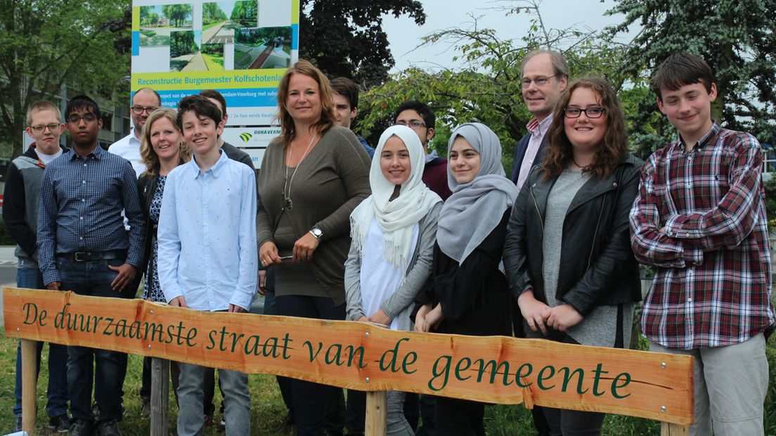Leerlingen en wethouders van gemeente Leidschendam-Voorburg openen de duurzaamste straat van de regio