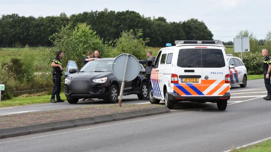 Een arrestatieteam hield de twee verdachten aan op de Rondweg in Emmen