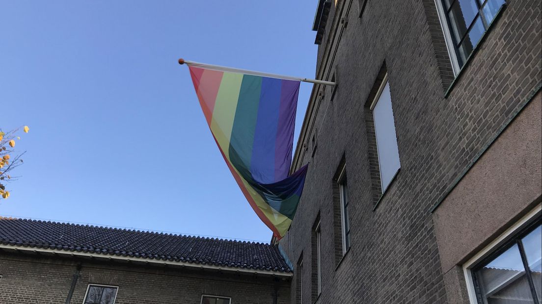 Het stadhuis in Enschede wordt aangekleed met regenboogvlaggen