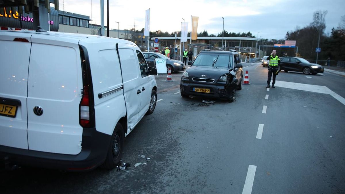 Bestuurder bekneld bij aanrijding in Apeldoorn