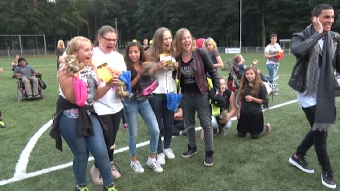 Zo'n 100 gillende meiden donderdagavond in Groesbeek. Ze maakten kans om de leden van de populaire boyband B-Brave te ontmoeten.