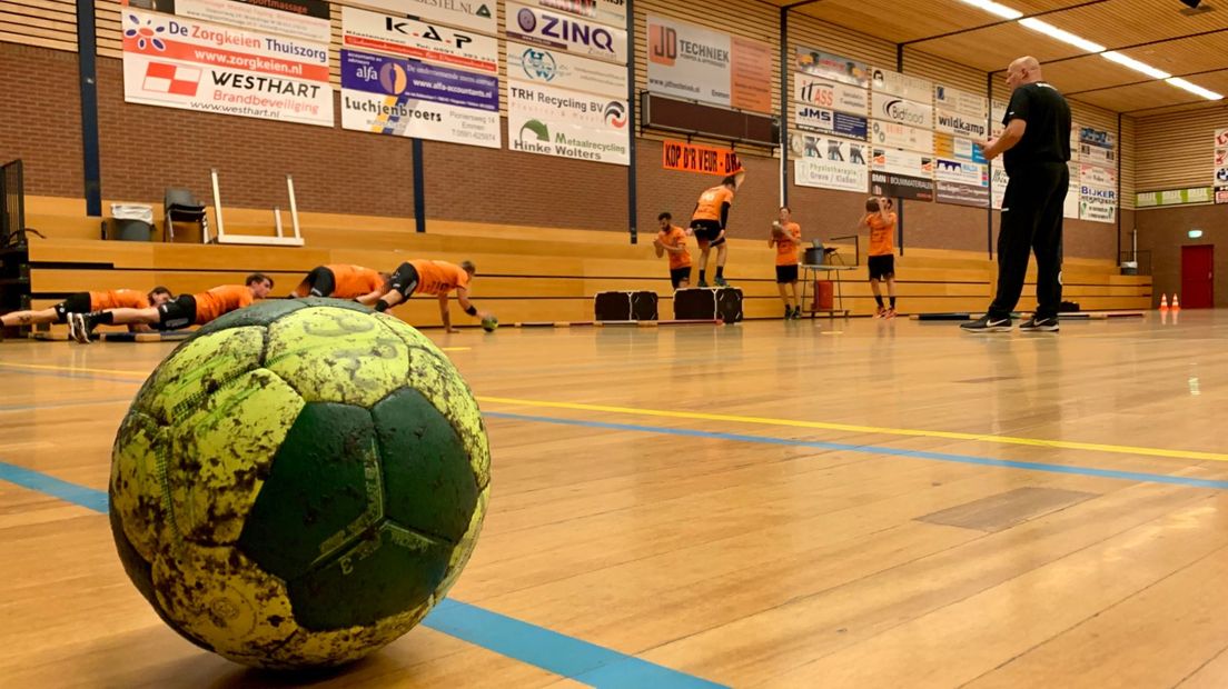 De handbalploegen willen de competitie graag in eigen land beginnen (Rechten: RTV Drenthe/Stijn Steenhuis)