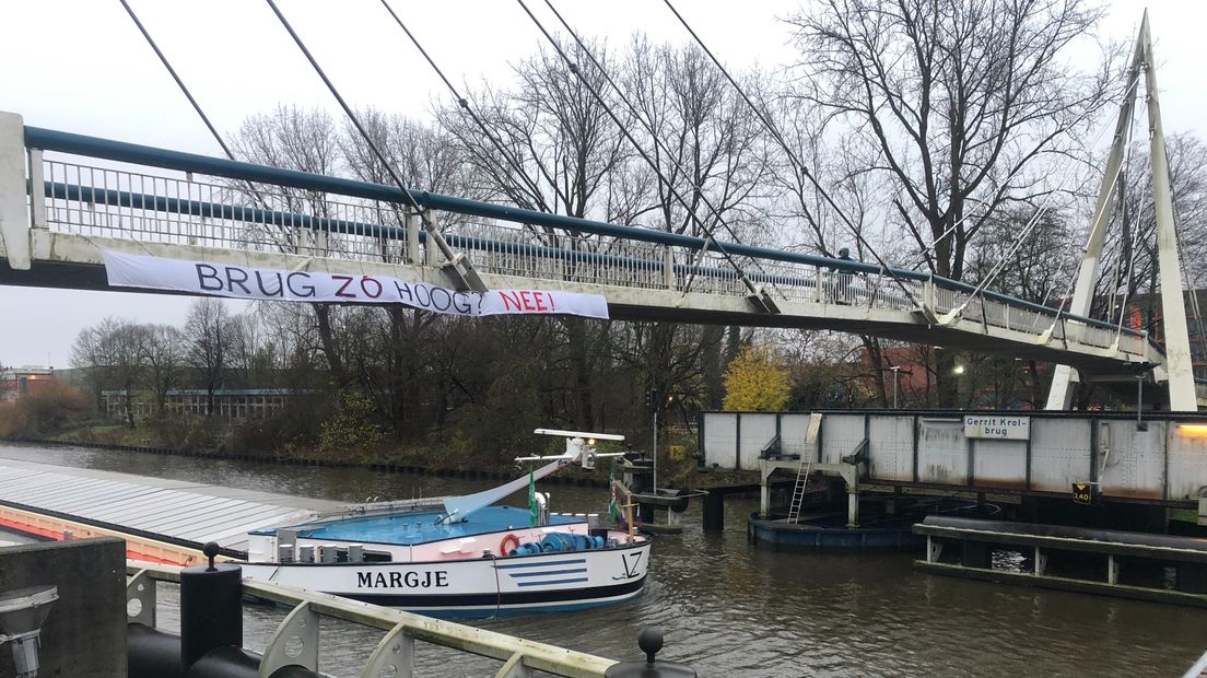 Actievoerders hingen een spandoek op bij de Gerrit Krolbrug