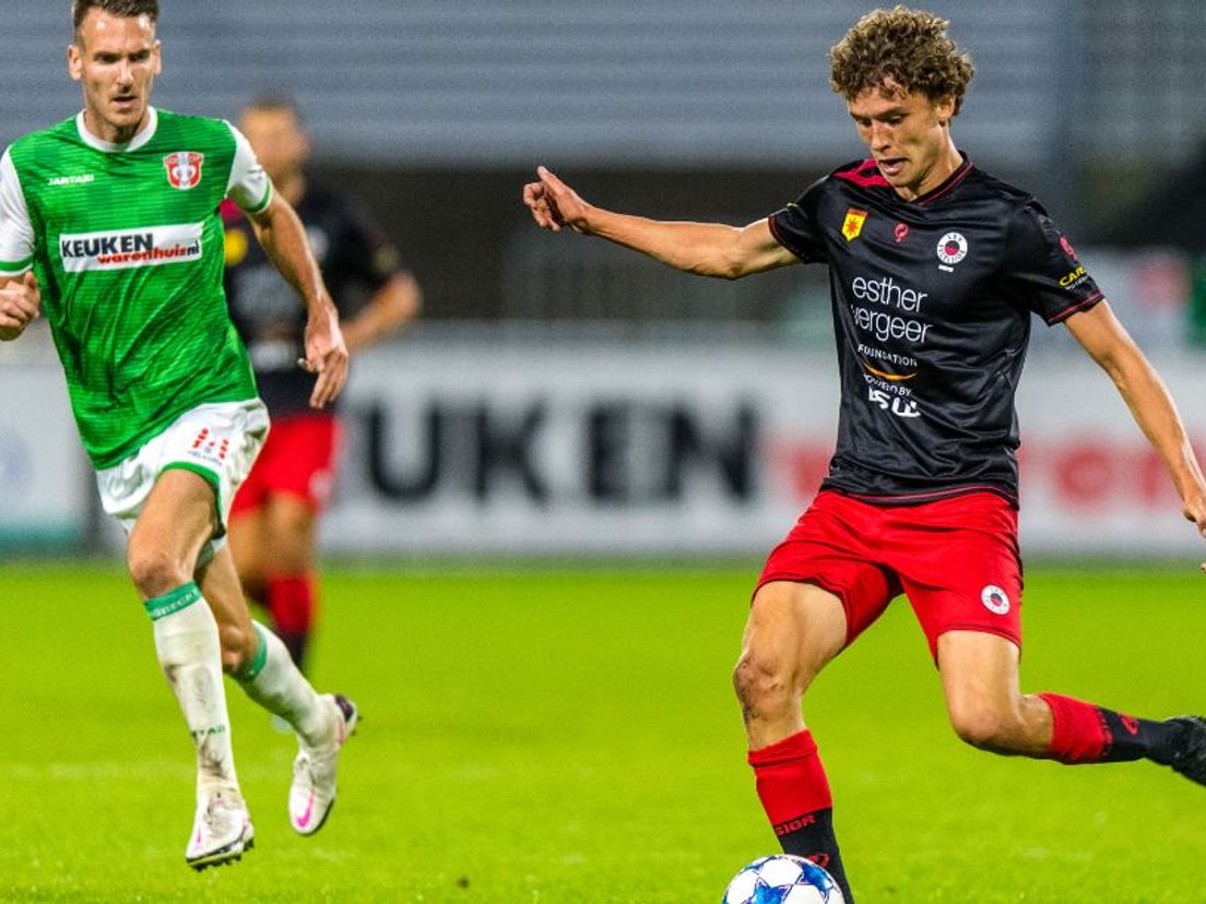 Mats Wieffer eerder dit seizoen in actie tegen FC Dordrecht. (VK Sportphoto - Ruben Zegers)