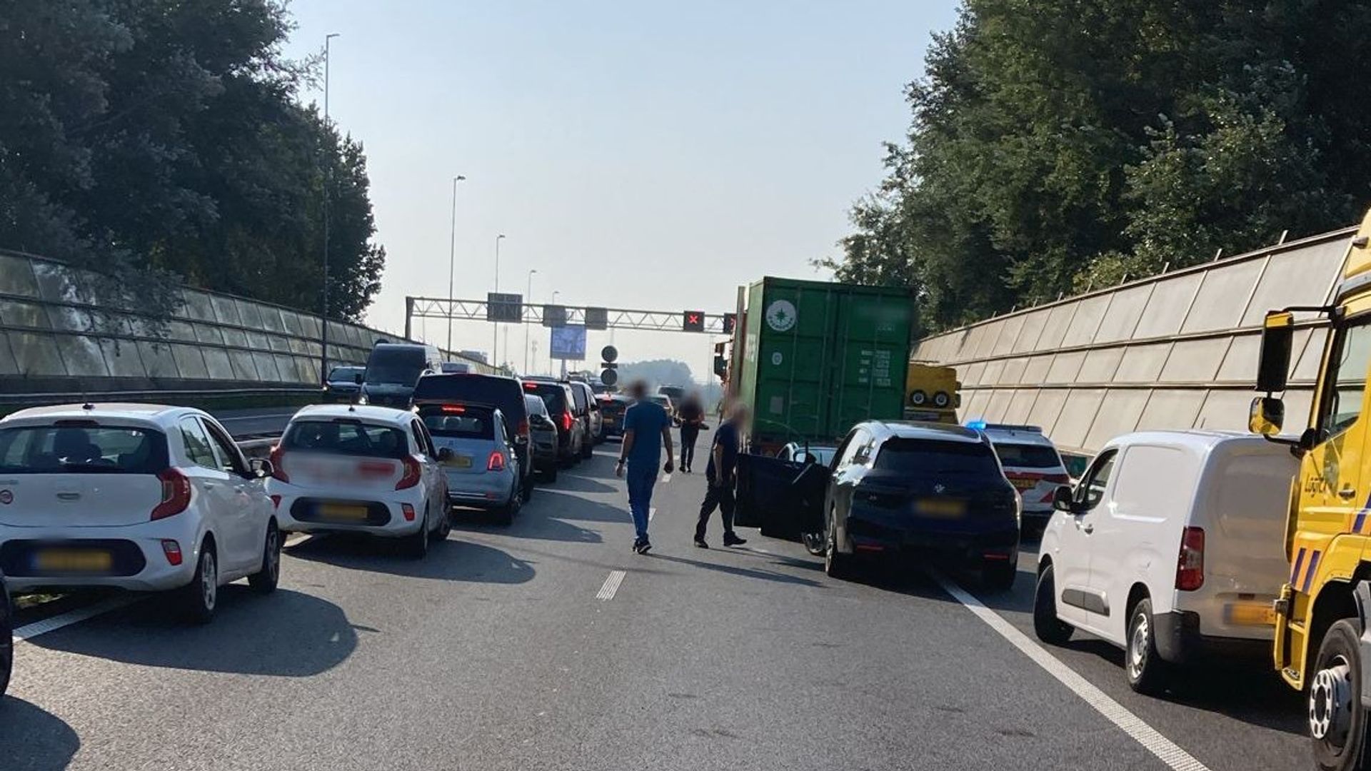 Op de A15 is na het ongeluk file ontstaan