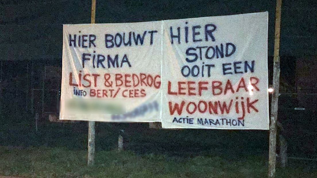 Een foto van een spandoek dat vorige week in de buurt stond.