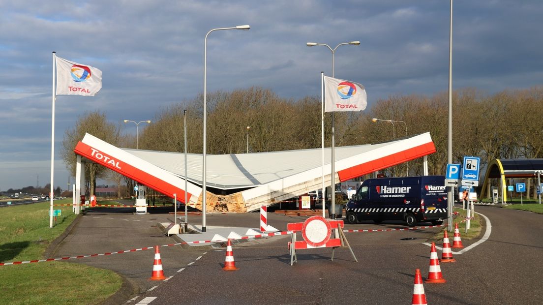 Bouwkundigen onderzoeken hoe het komt dat het dak van het tankstation is ingestort