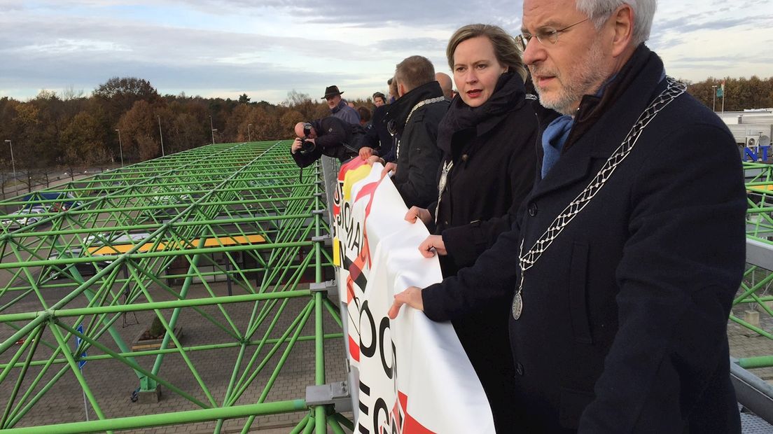 De burgemeesters staan boven de snelweg