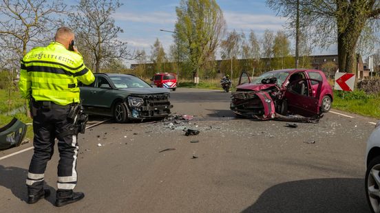 Twee gewonden na frontale botsing auto's Home