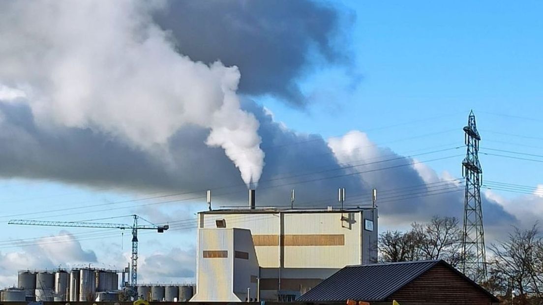 Rook uit de schoorsteen van de Nijmeegse asfaltcentrale