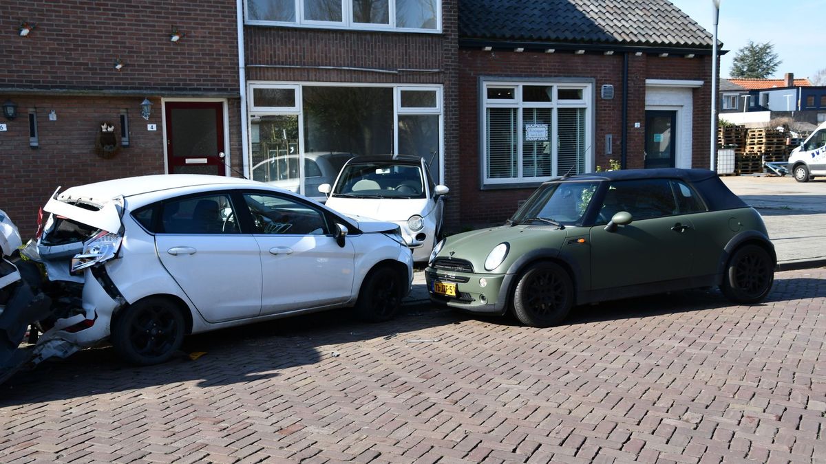 Woning beschadigd geraakt bij aanrijding in Groede