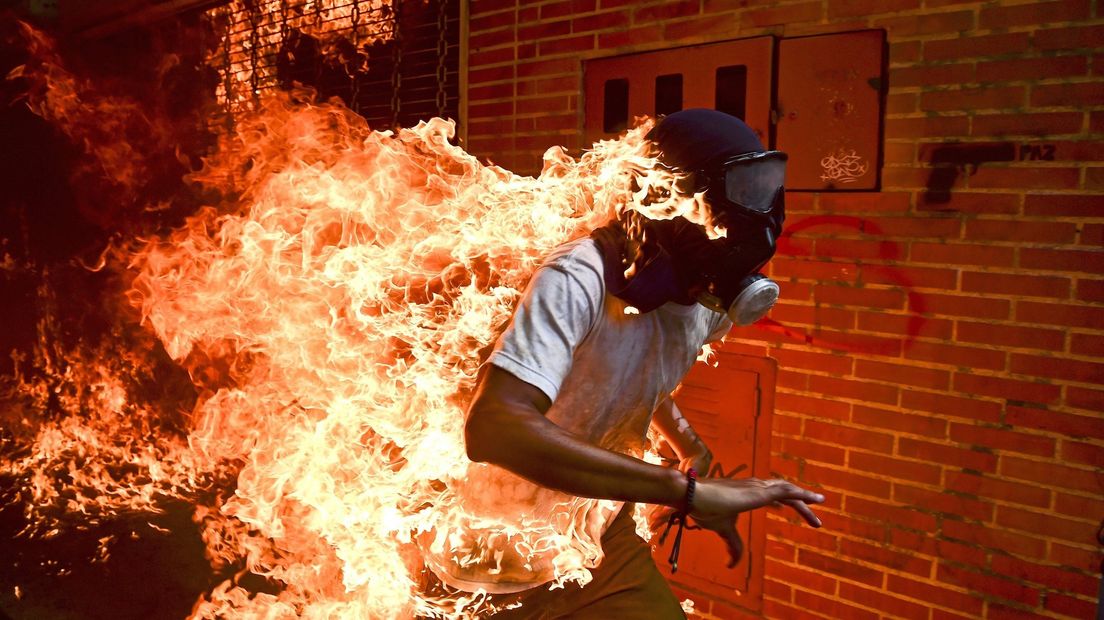 De winnende foto van 2017 van Ronaldo Schemidt, over de crisis in Venezuela