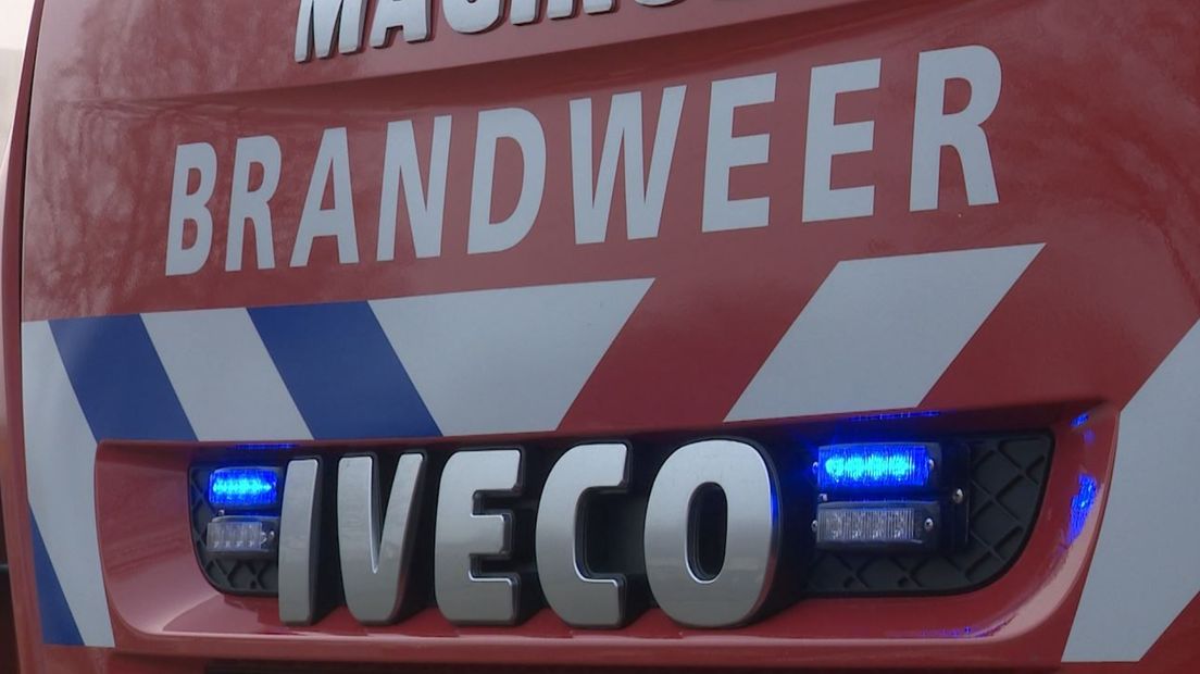 Brandweer blust brand in vuilnisbak op school Beneden-Leeuwen.