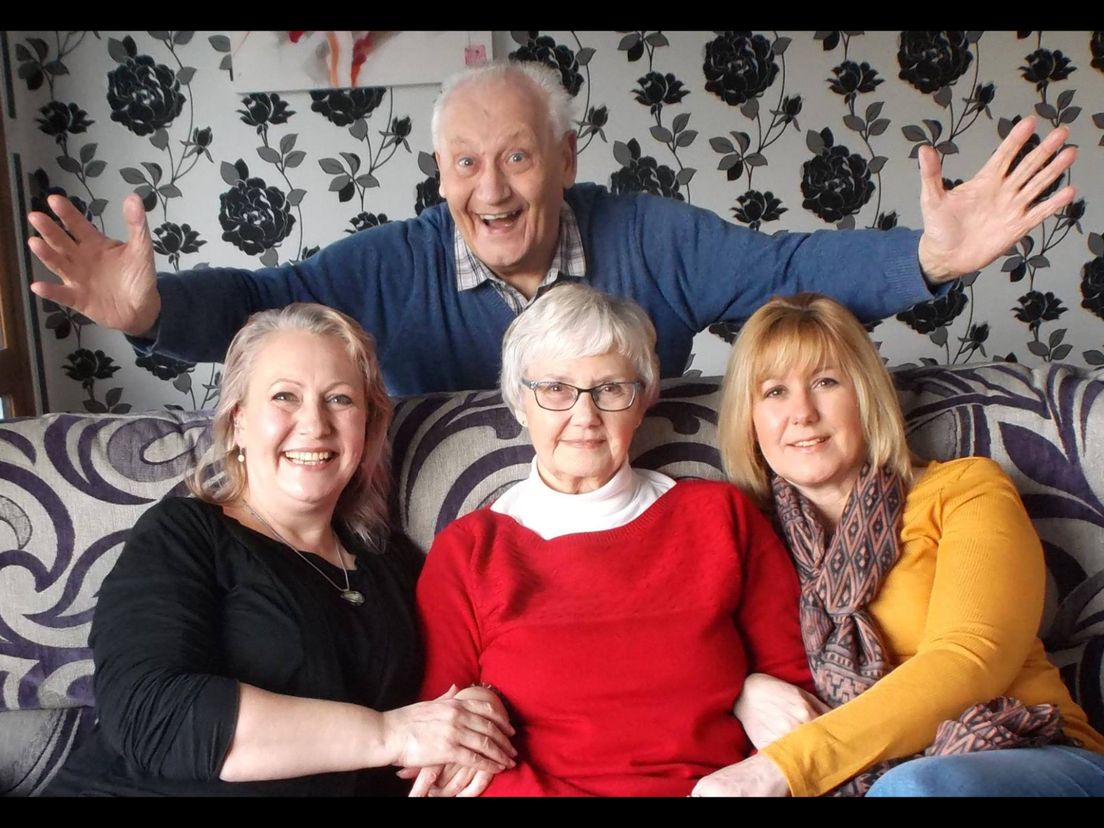 Desmond Willard met op de bank vlnr dochter Jackie, zijn vrouw Marion en dochter Debbie.