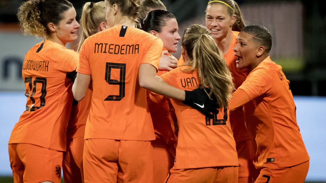 De Oranjevrouwen vieren hun zege op Zwitserland. Foto ANP