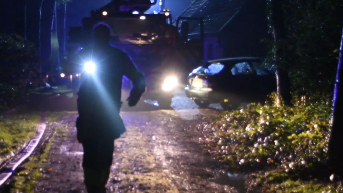 Schoorsteenbrand slaat over naar dak in Oldeberkoop