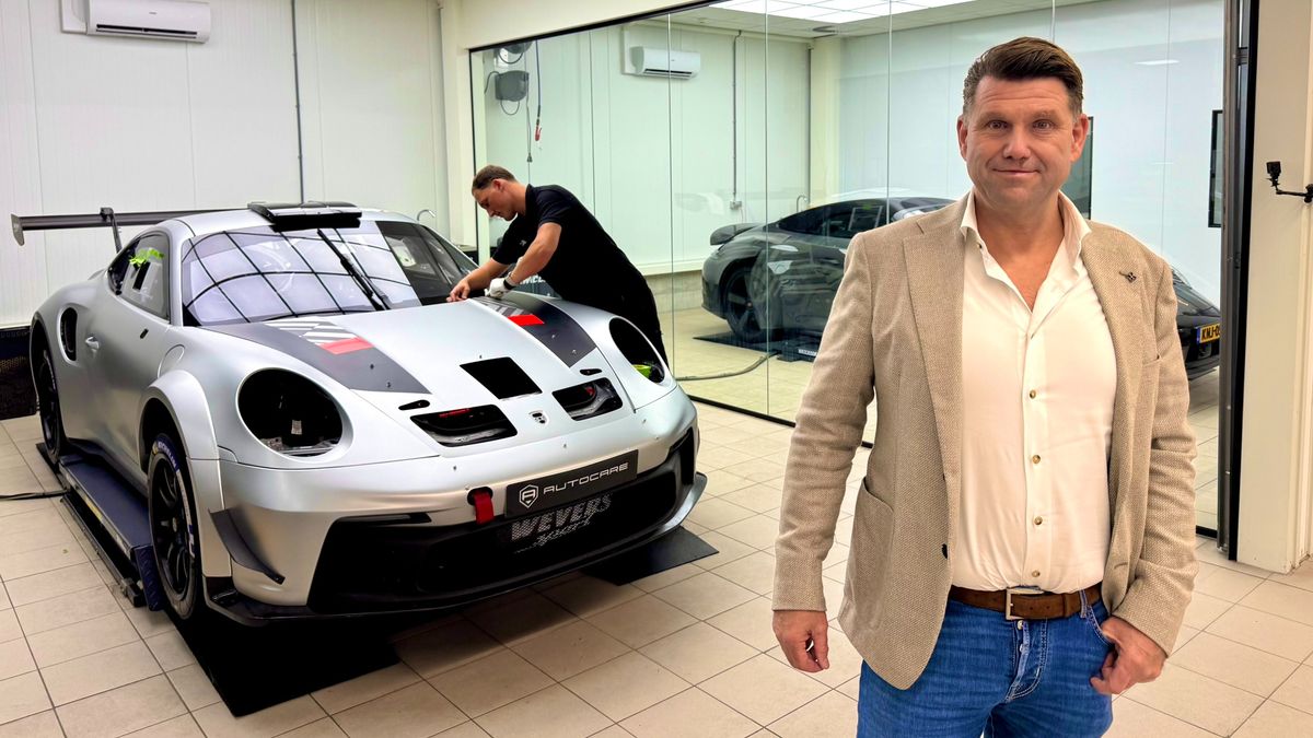 Van Kamperdijk met Porsche 992 Rally GT aan de start van de Hellendoorn Rally